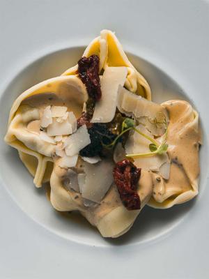 Tortelloni « nombril de Vénus », ricotta, truffe noire et cèpes